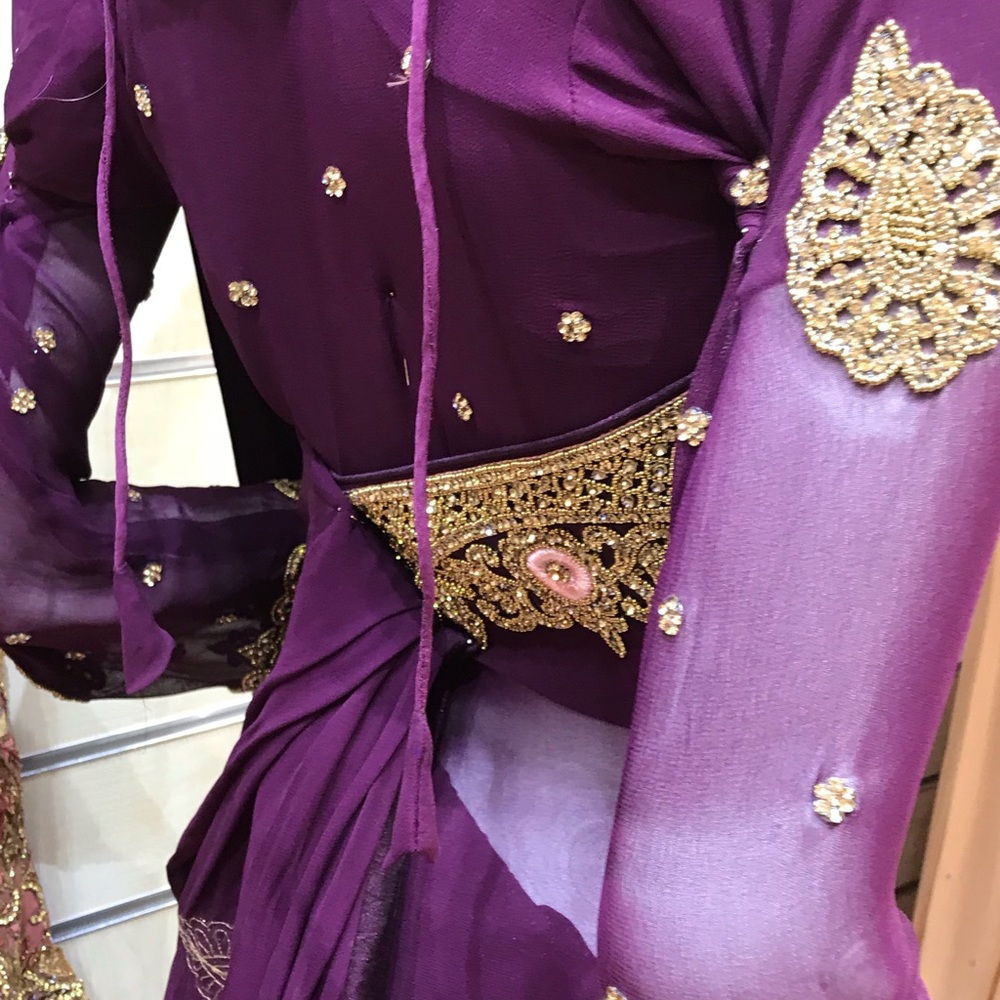 Elegant Purple Embellished Wedding Saree Dress - Picture 6 of 8